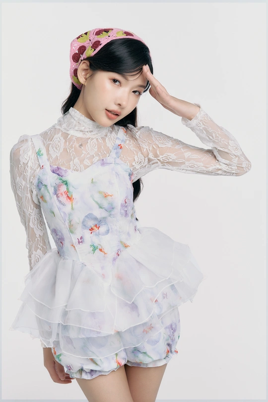 一位穿着带有花的短白色连衣裙的年轻女子