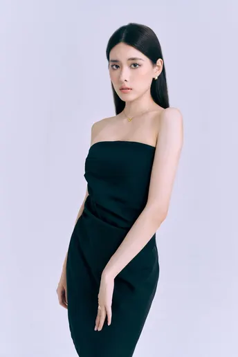 穿黑色连衣裙的模特