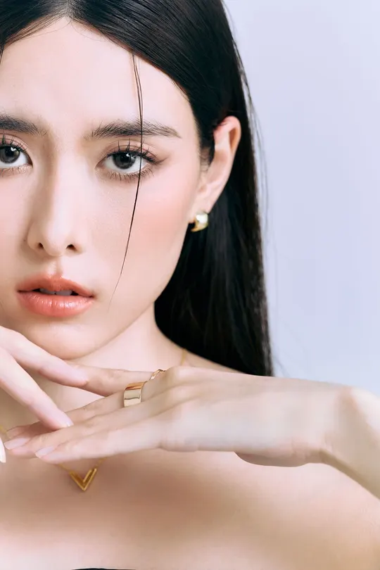 美丽的手戴戒指的年轻女子