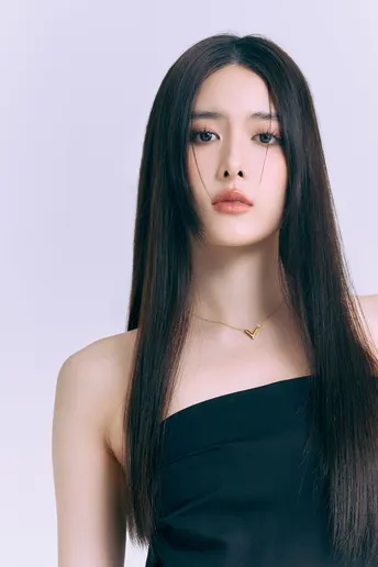 一位长发黑衣女子