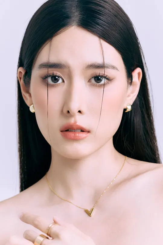 一位佩戴项链和耳环的女性