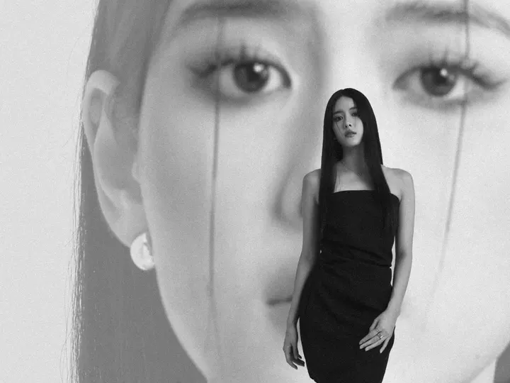 一位穿着黑色连衣裙的女士的照片