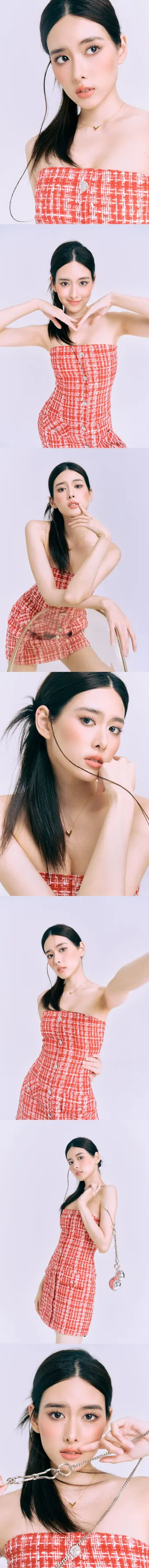 一位女士在水中的倒影 手持红伞