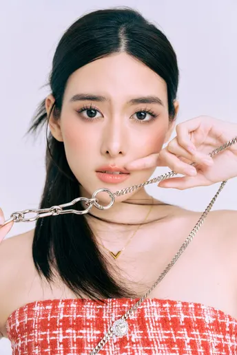 一位戴着手链的穿红白裙子的女人