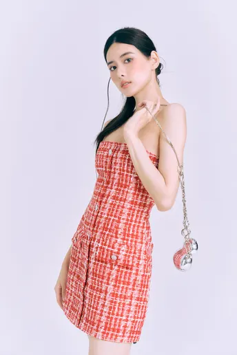 红色和白色格子裙的模特