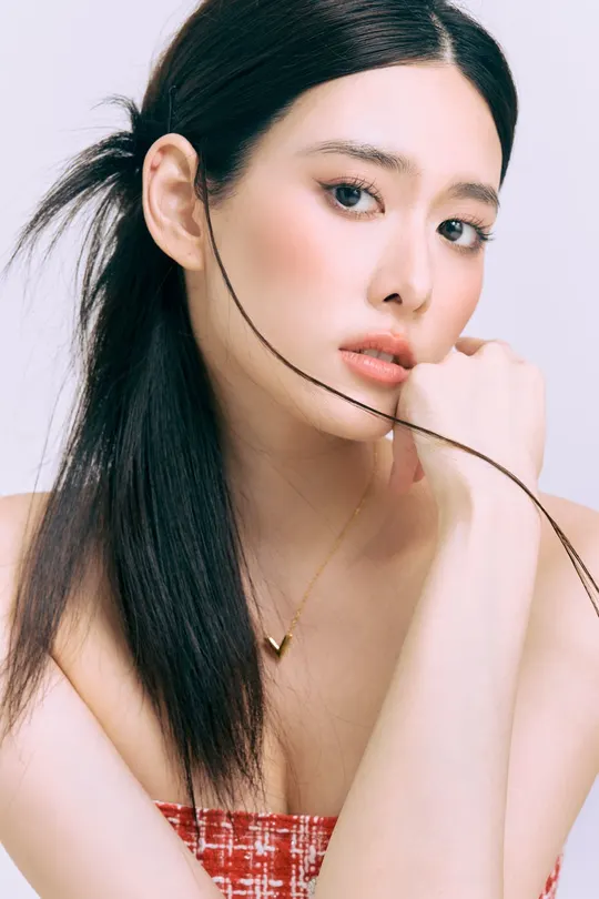 一位长发女子穿着一件带有电线环绕脸部的连衣裙