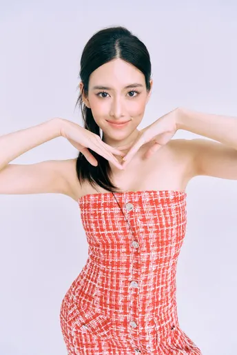 美丽的年轻女子穿着红色和白色棋盘花纹连衣裙在白色背景照片上