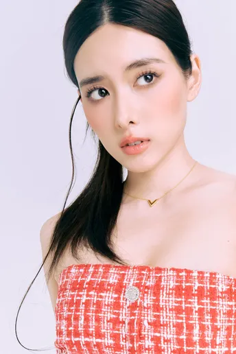 一位穿着由Person设计的红白格子裙的模特