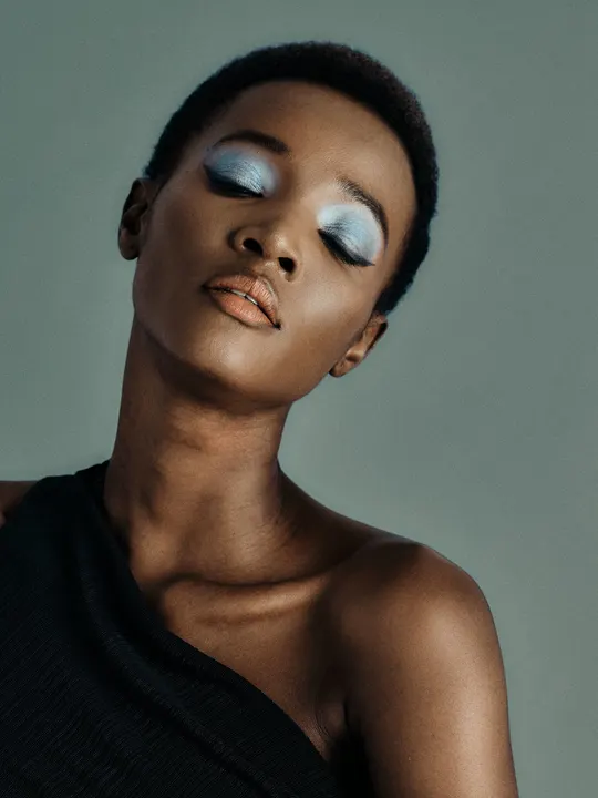 一个涂了妆容的美丽女人 眼睛上有蓝色眼影。