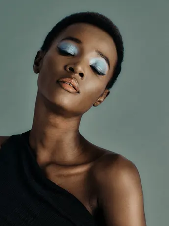 一个涂了妆容的美丽女人 眼睛上有蓝色眼影。