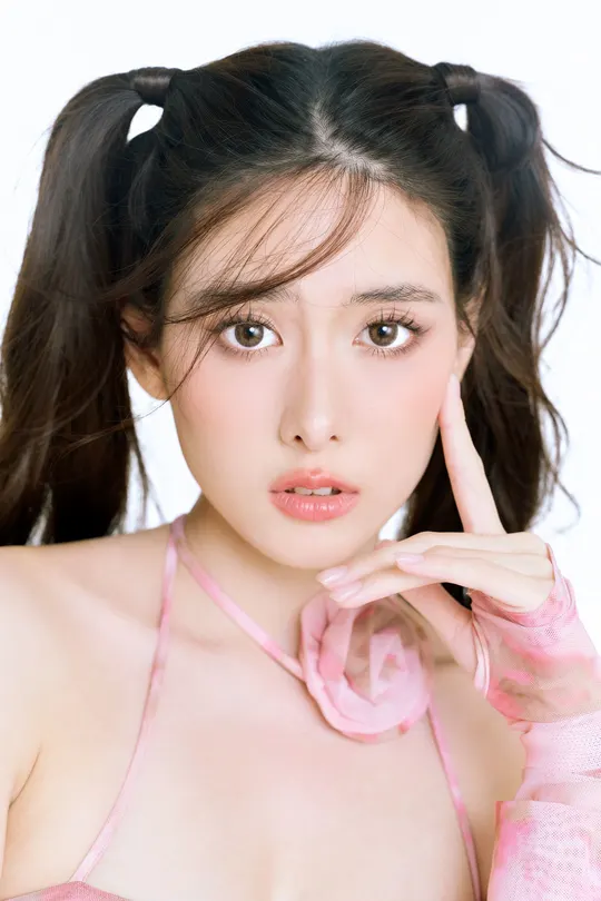 一个穿着粉红色连衣裙的年轻女子 用手捂住脸