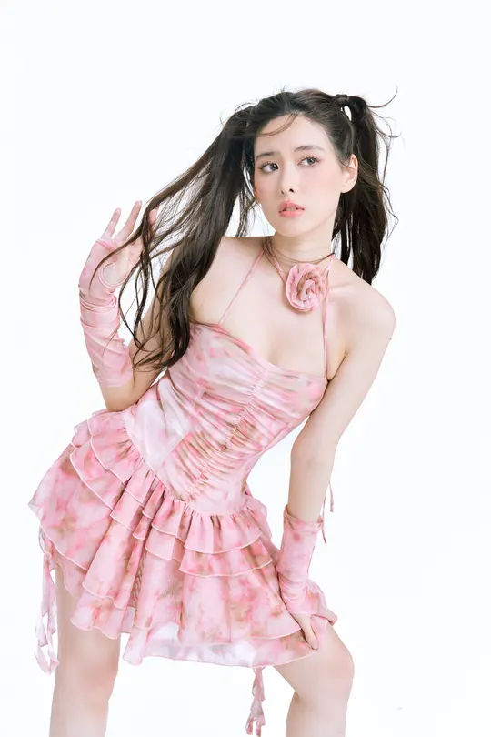 一位年轻的亚洲女性穿着一件粉色裙子