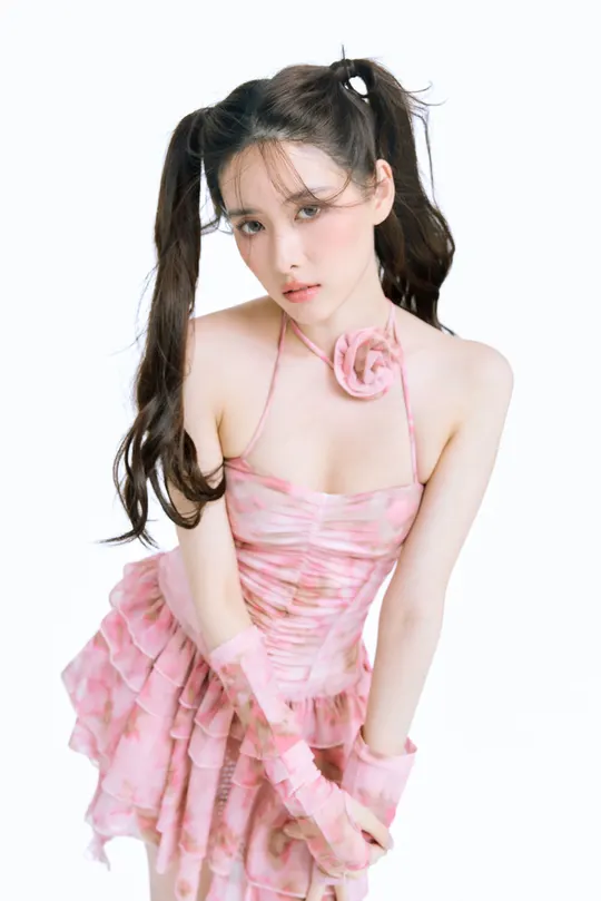 一位穿着粉红色连衣裙的年轻女孩在白色背景上