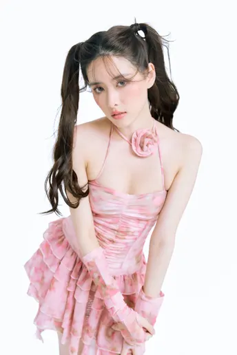 一位穿着粉红色连衣裙的年轻女孩在白色背景上