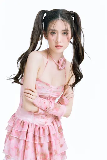 一个穿着粉红色连衣裙和手套的年轻女孩