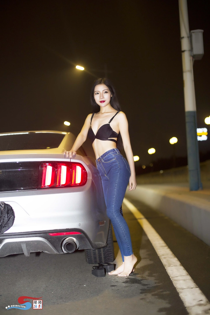 夜拍美女车模