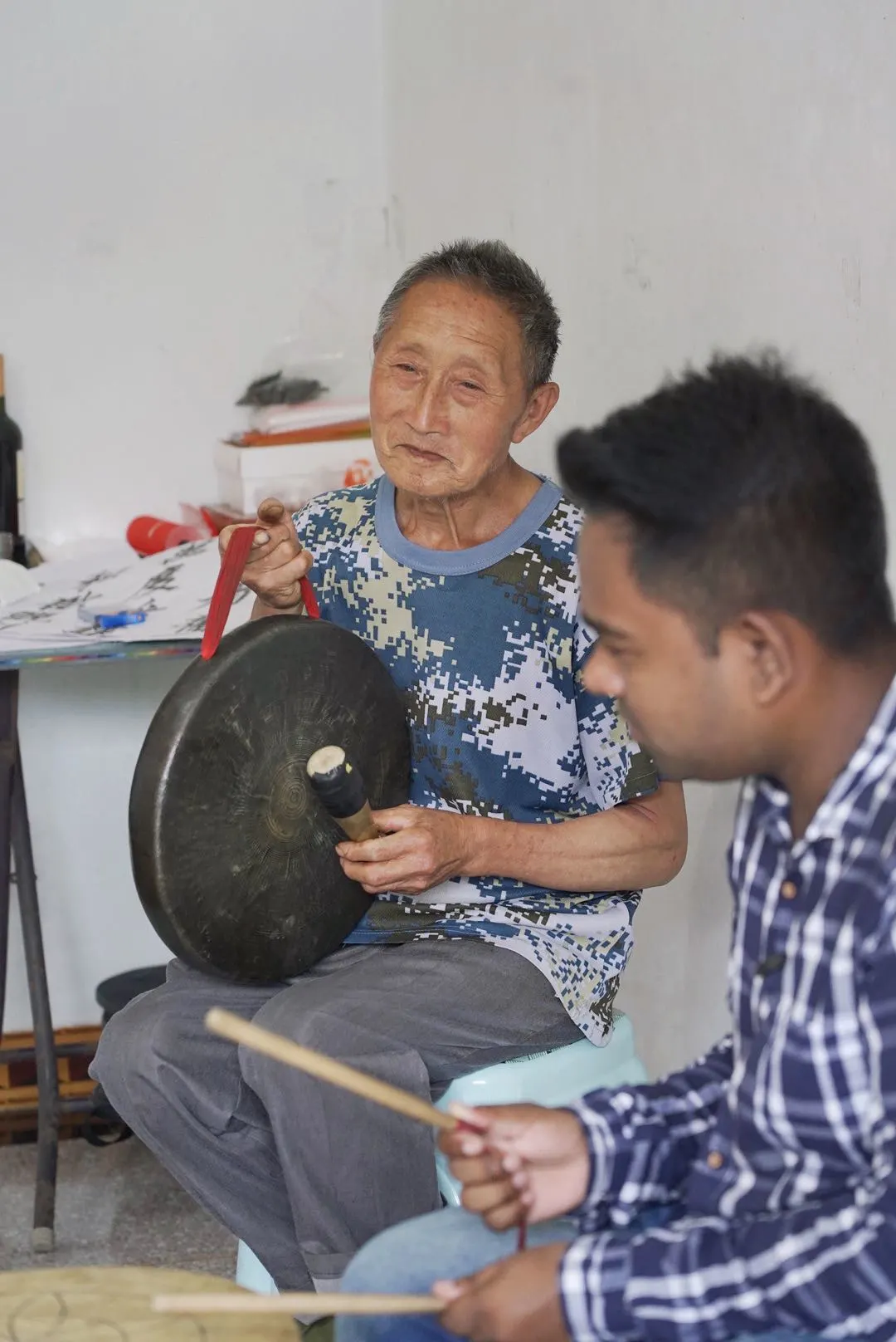 一个男人正在用粘土制作鼓