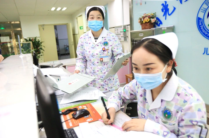 辛苦工作的护士小姐姐们