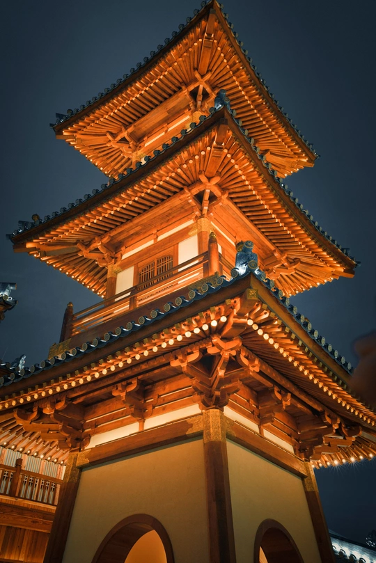 宝塔的钟楼在夜里亮了起来