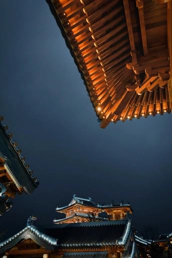 一座寺庙的屋顶在晚上亮了起来