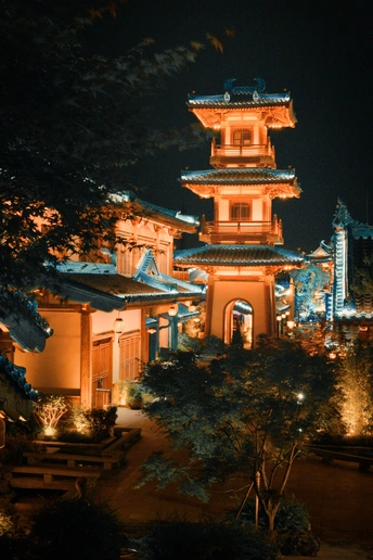 夜间灯火通明的庙宇或城堡