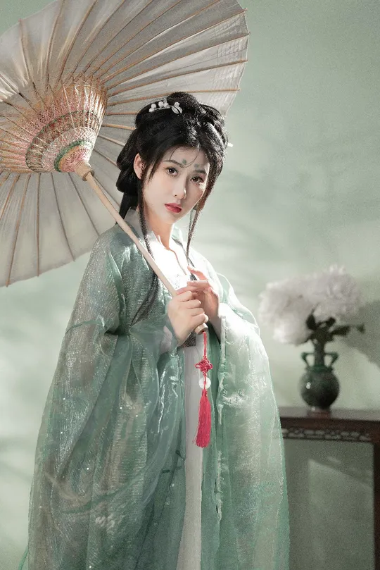 一位穿着和服的女士拿着一把白伞