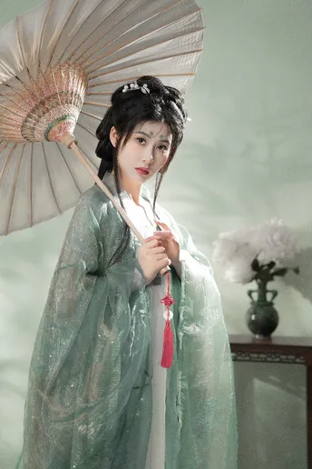 一位穿着和服的女士拿着一把白伞