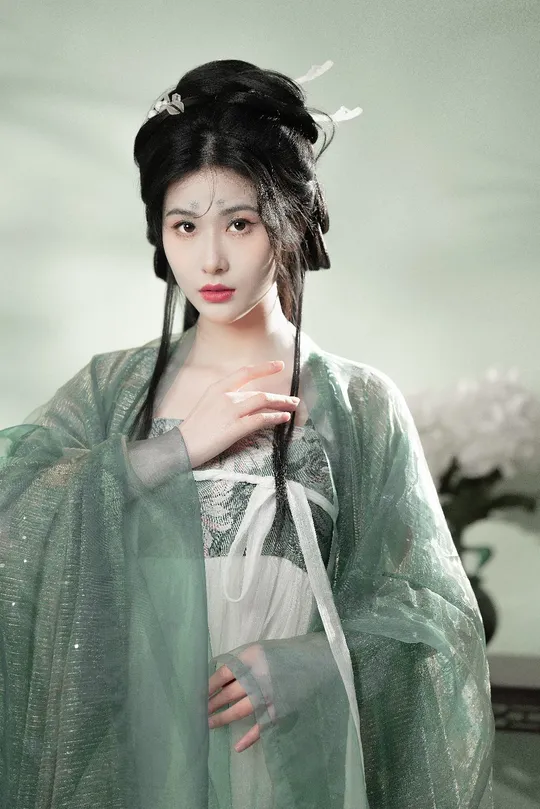 一位亚洲女性穿着传统服装 拿着雨伞