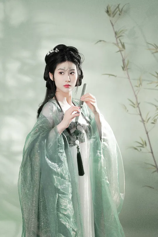 一位穿着绿色和服的女性持有刀和香烟