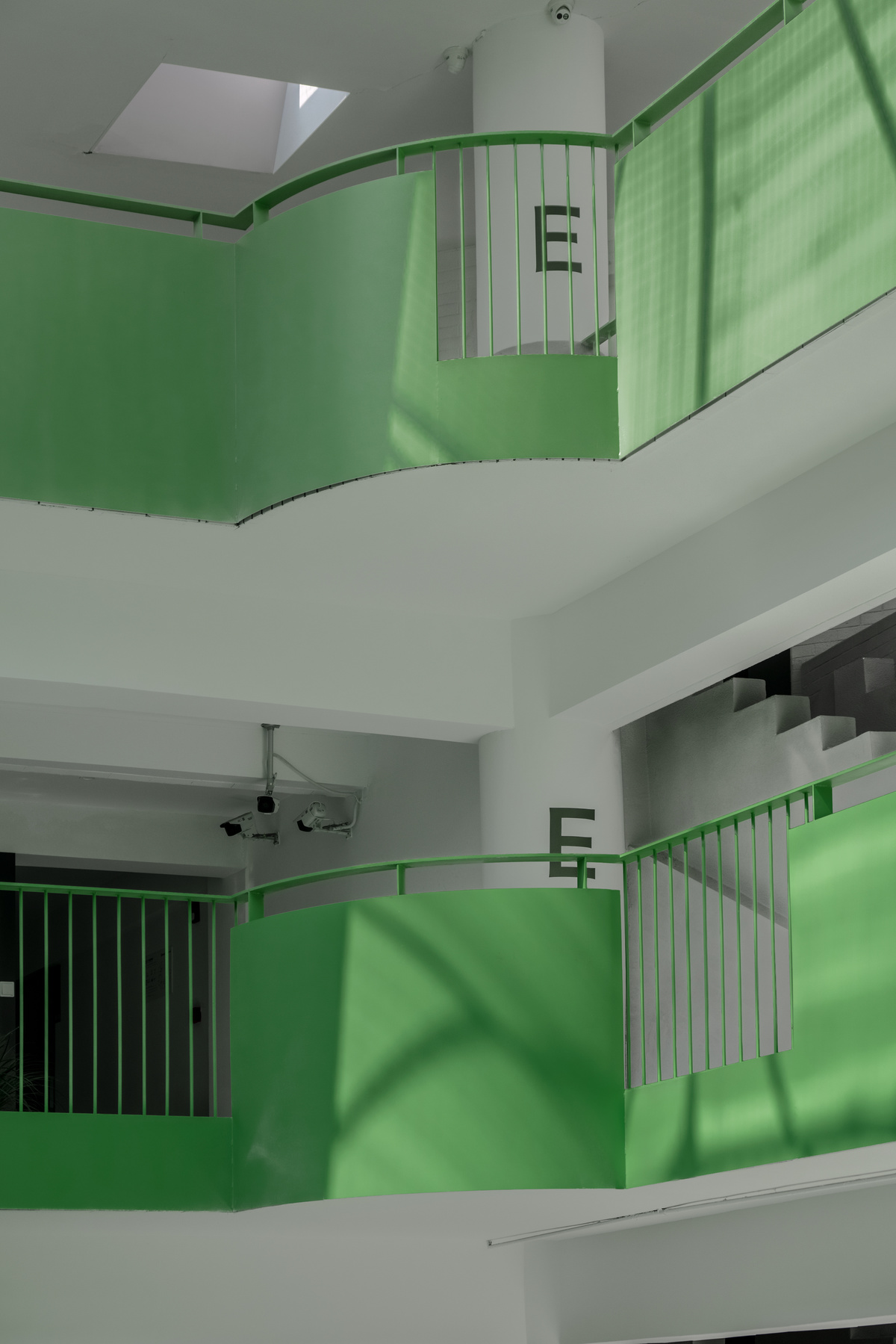 绿色天花板和楼梯的建筑物中的一个楼梯间