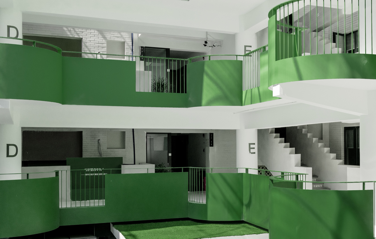 一个大绿色的白色建筑 带有楼梯和楼梯间。