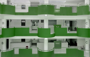一个大型绿色和白色房间的大型模型
