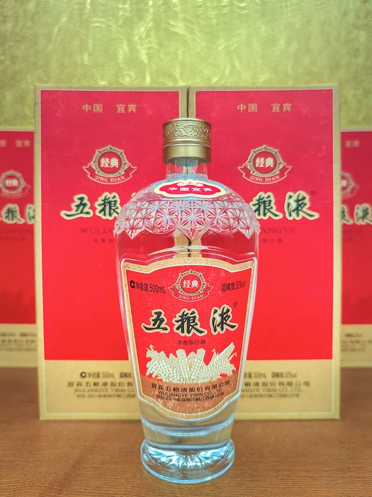 一瓶金酒放在桌子上
