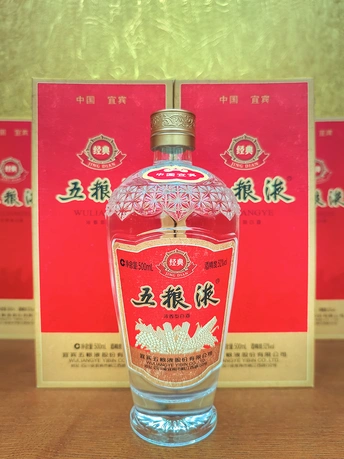 一瓶金酒放在桌子上