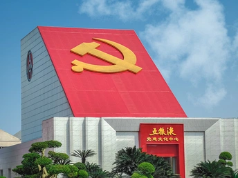 一个大楼 楼顶有一个巨大的招牌。