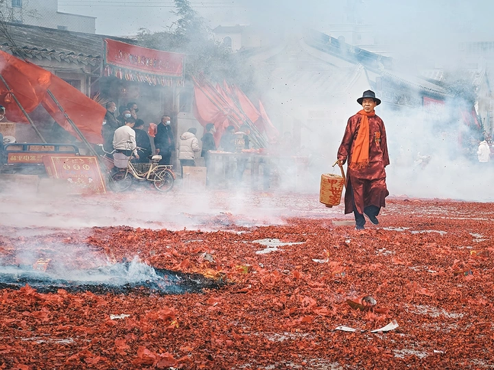 一个人沿着街道走 有红烟