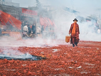 一个人沿着街道走 有红烟