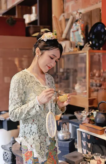 一个年轻女子站在厨房的柜台前准备食物