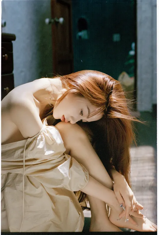 一位红发年轻女士穿着裙子