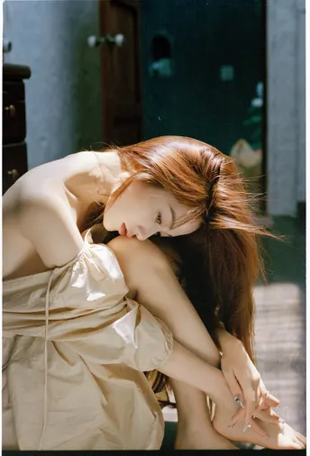 一位红发年轻女士穿着裙子