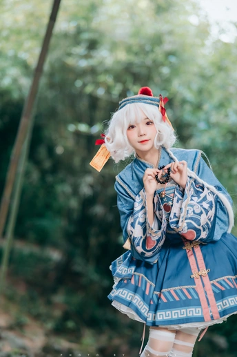 一位穿着蓝色服装的女子在森林中