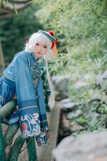 一位身着蓝色和服的白发女士在花园中