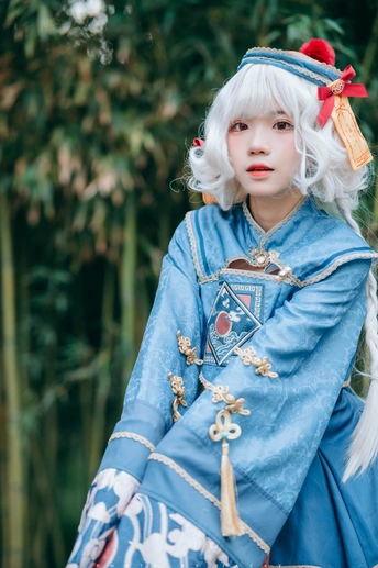 一位穿着蓝色服装的白发女士