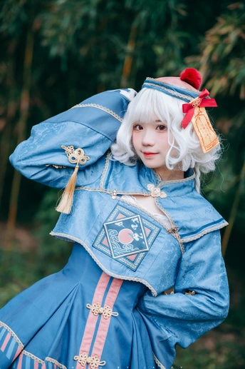 一位穿着蓝色服装的白发女士