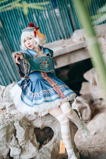 一尊女孩坐在岩石上的雕像