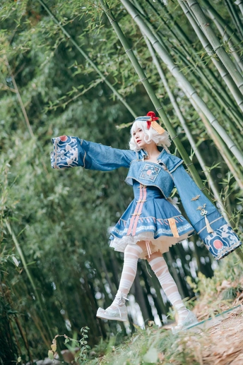 一个穿着玩具娃娃服装的女孩在森林中