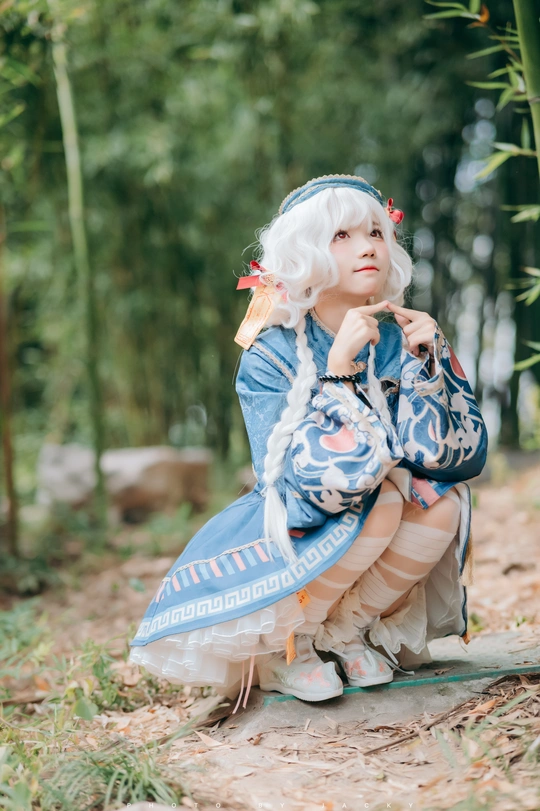 一个小女孩穿着一件蓝色和服在森林里