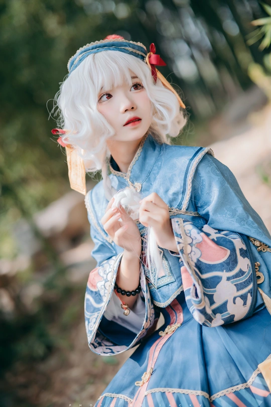一位穿着蓝色和服的白发女士在森林中