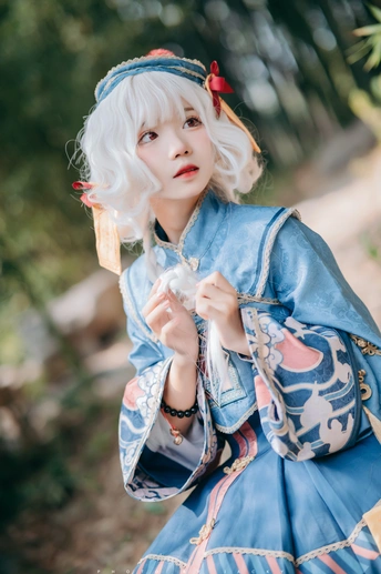 一位穿着蓝色和服的白发女士在森林中
