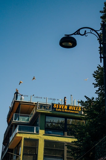 空中飞行的街灯 一栋带阳台的高楼